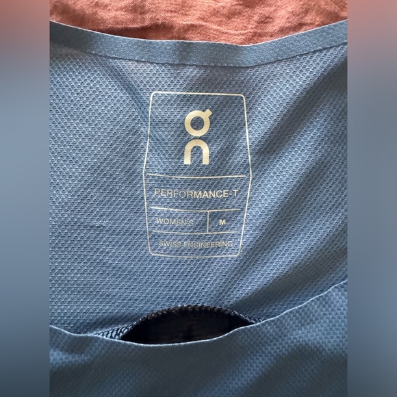 ON Running Top - Picture 3 of 5